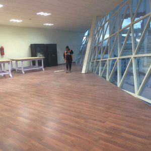 limpieza-en-construccion-piso-deck